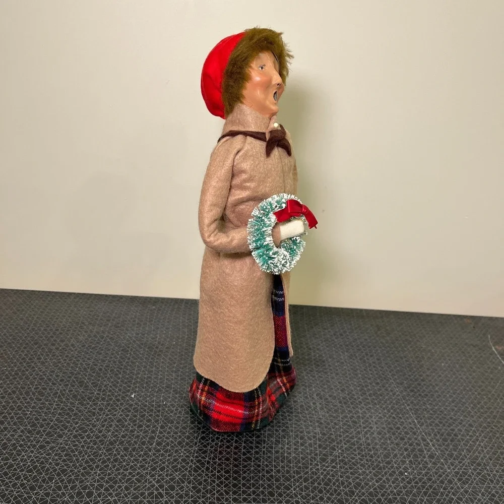 Byers Choice‎ Caroler Woman with Wreath, Brown Trenchcoat, Fur Lined Cap, Plaid